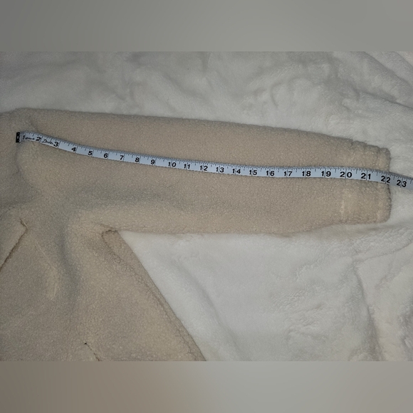 UGG Cream Puffer Jacket with Classic Design - Picture 11 of 12